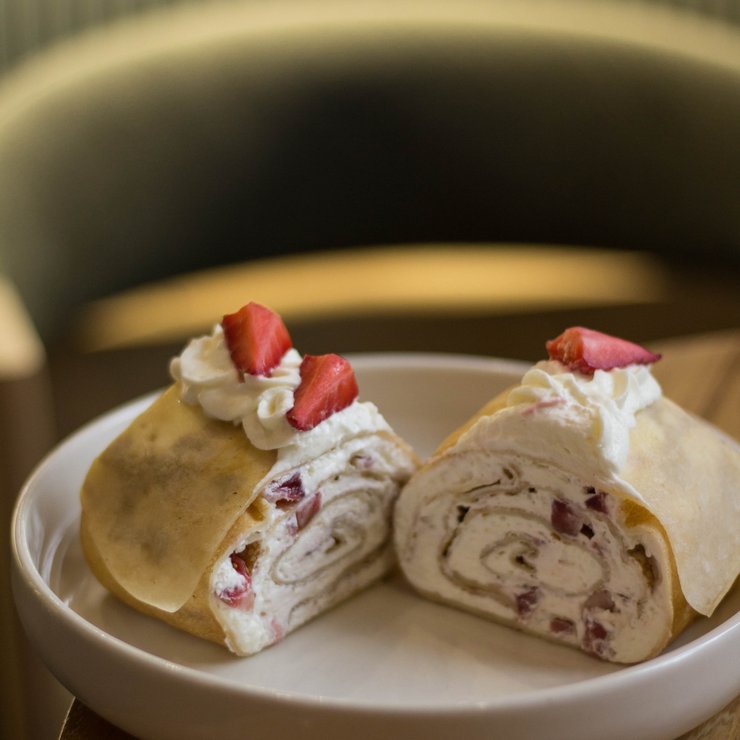 Блинный рулет клубничный