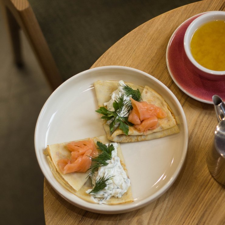 Блины с лососем, огуречной сметаной и зеленью