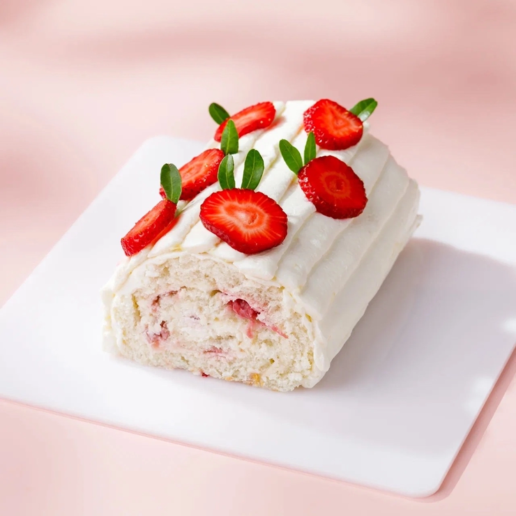 Рулет с клубникой