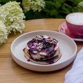 Панкейки с крем-чиз с черничным соусом
