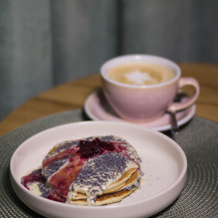 Панкейки маковые с вишней