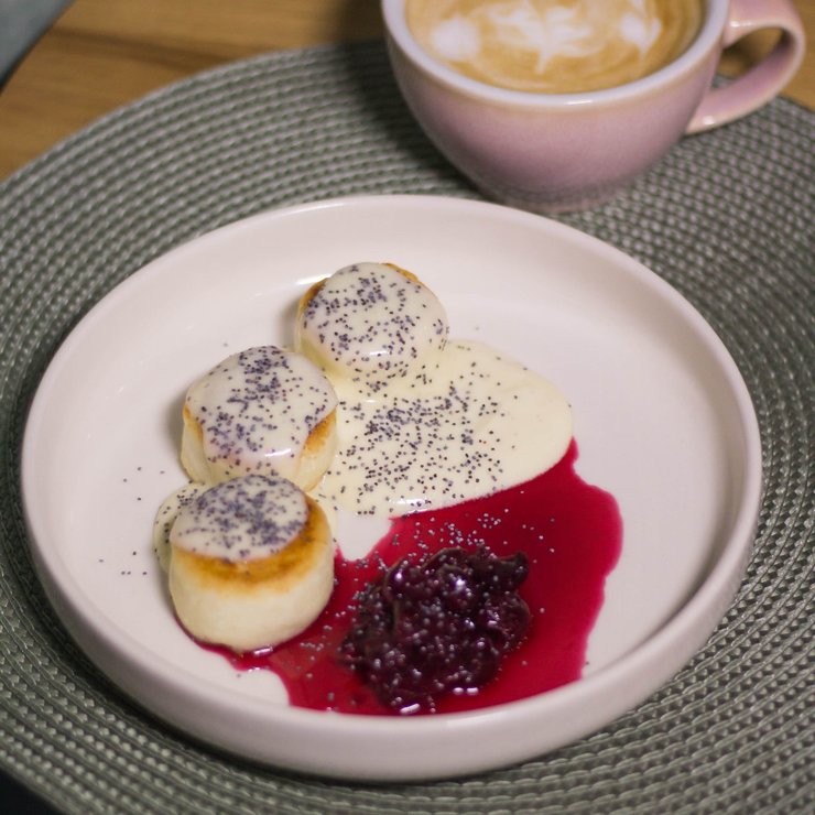 Сырники с ванильным кремом, маком и вишневым вареньем