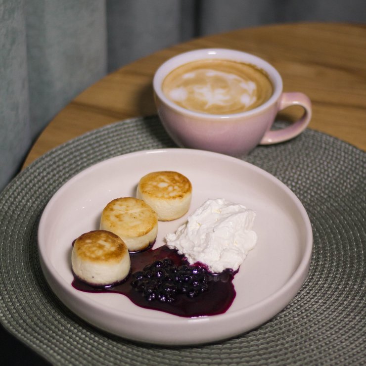 Сырники с крем-чиз и соусом из черники