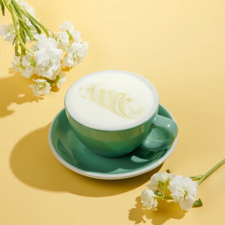 Матча со смородиной на миндальном молоке