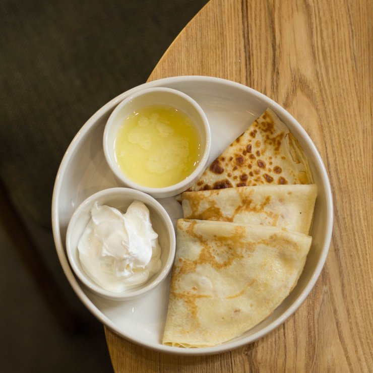 Блины с маслом и сметаной