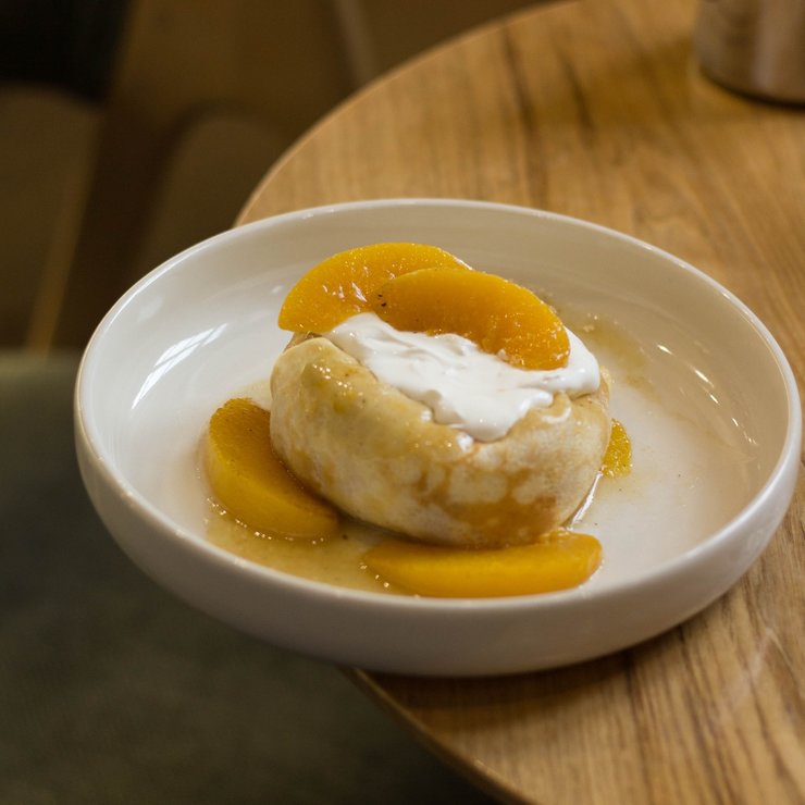 Блины с персиками, кремом из творога и сметаной