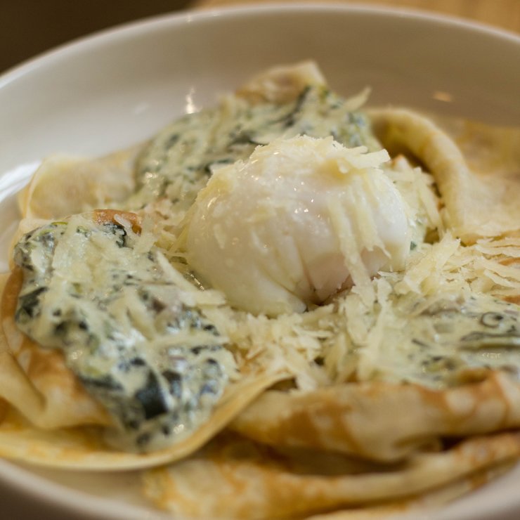 Блины с жюльеном, яйцом пашот и пармезаном