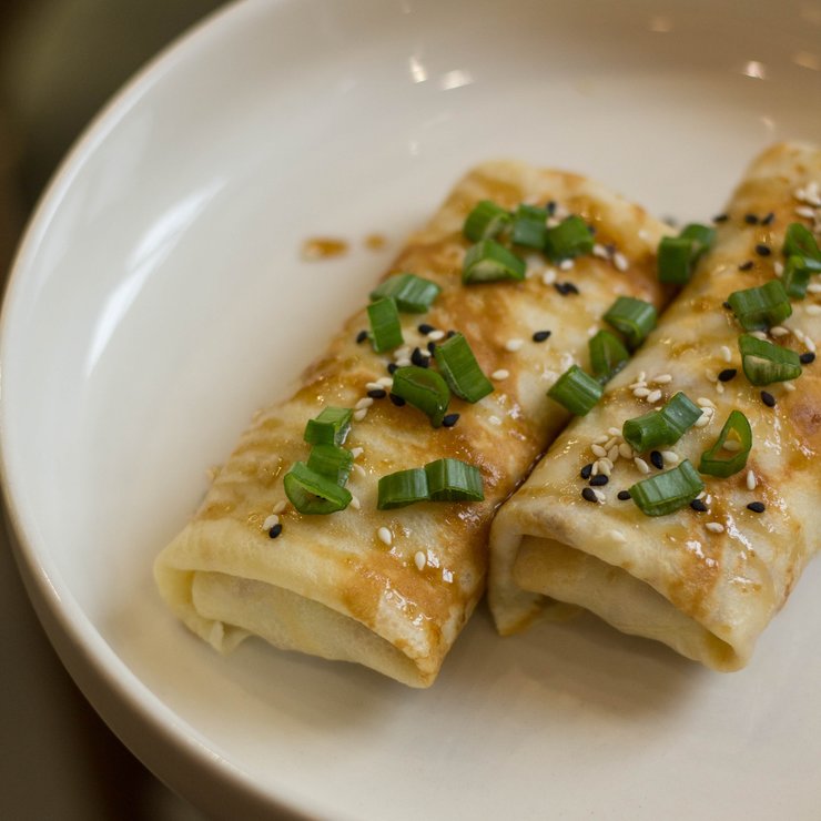 Блины с курицей, огурцом и соусом унаги