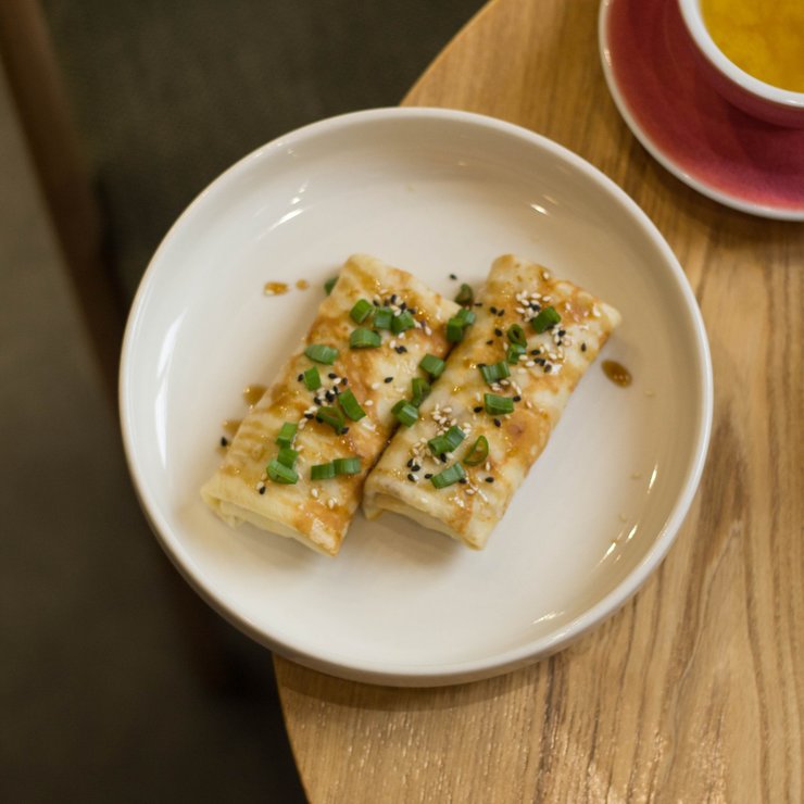 Блины с курицей, огурцом и соусом унаги