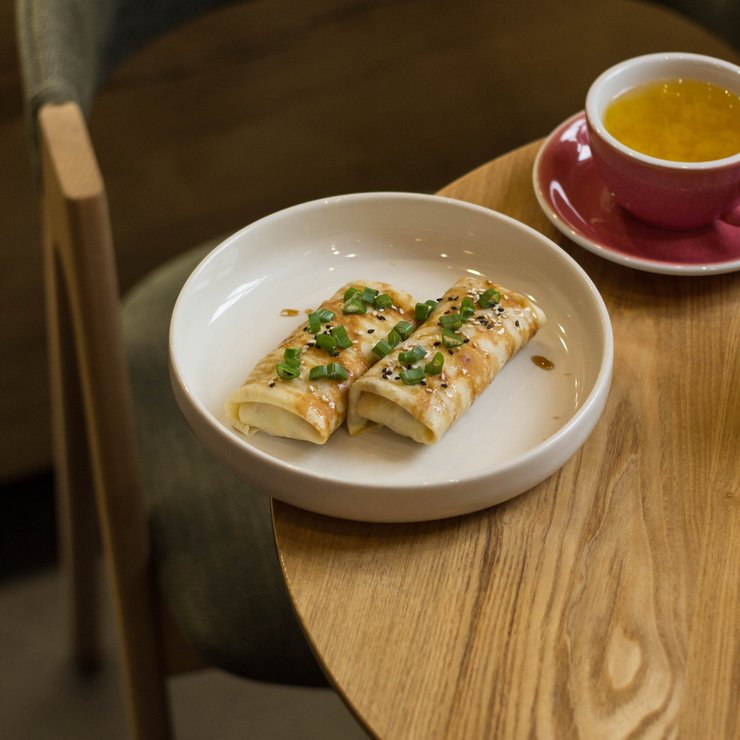 Блины с курицей, огурцом и соусом унаги